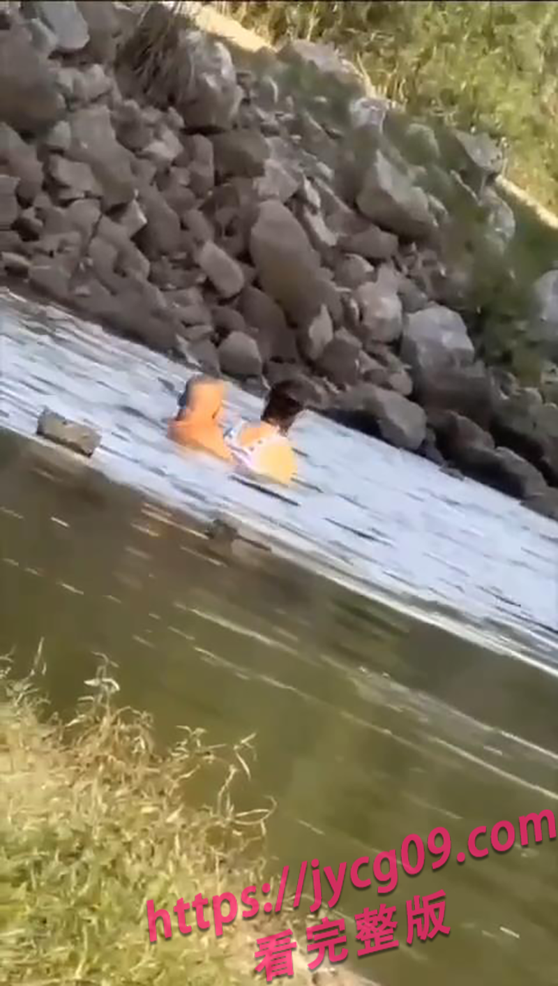 野外钓鱼变情趣现场 少女全裸配合中年男玩出新花样！