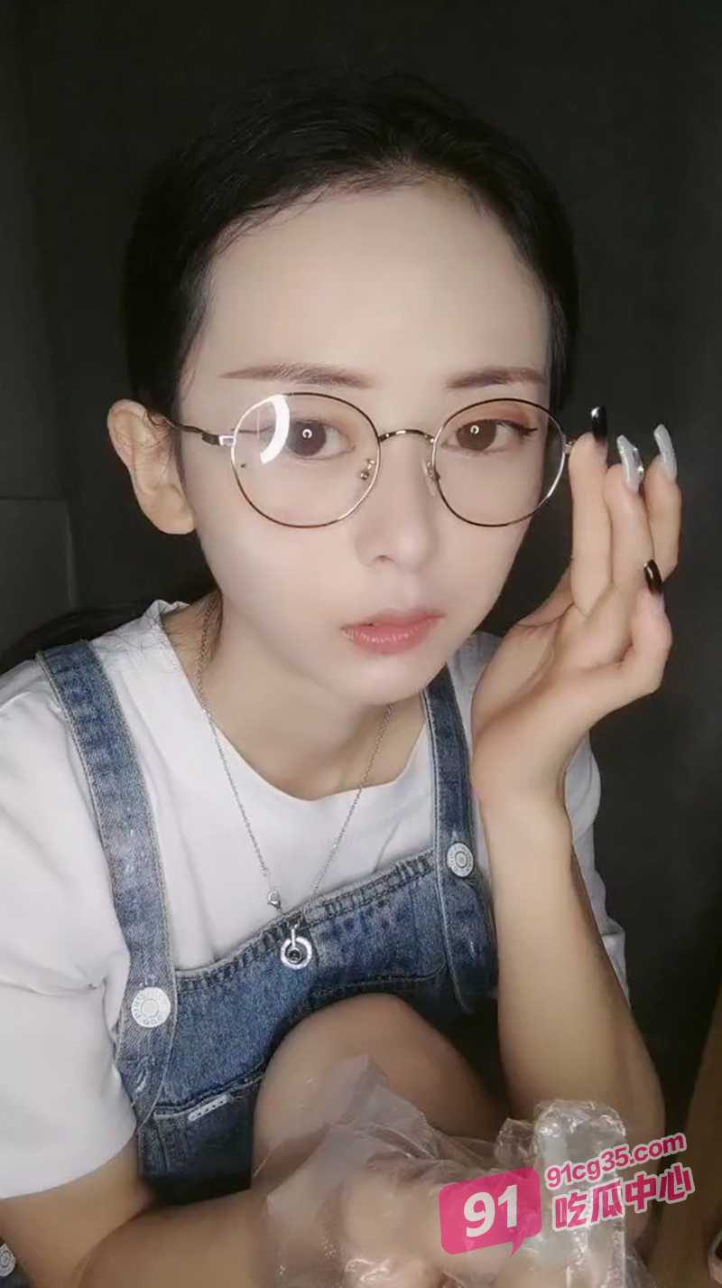 快手主播曼曼～卫生间直播自爱 撒尿特写吸睛！ 配图