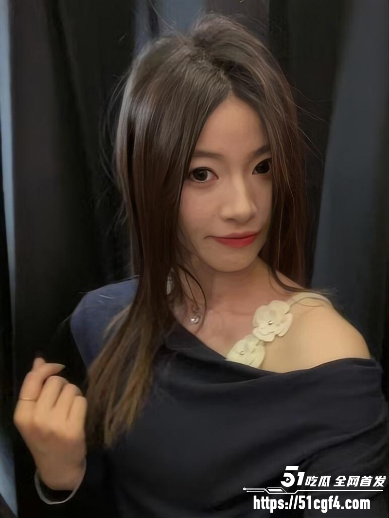 母狗女友当着绿帽男友面家中偷情01