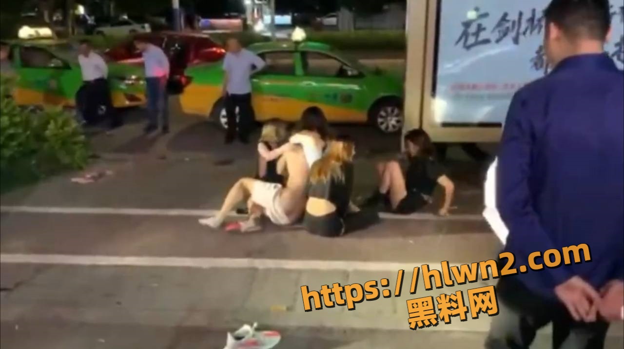 醉酒男喊三个妹子 事后不给钱 在大街上被妹子们群殴走光 真是败坏社会风气!
