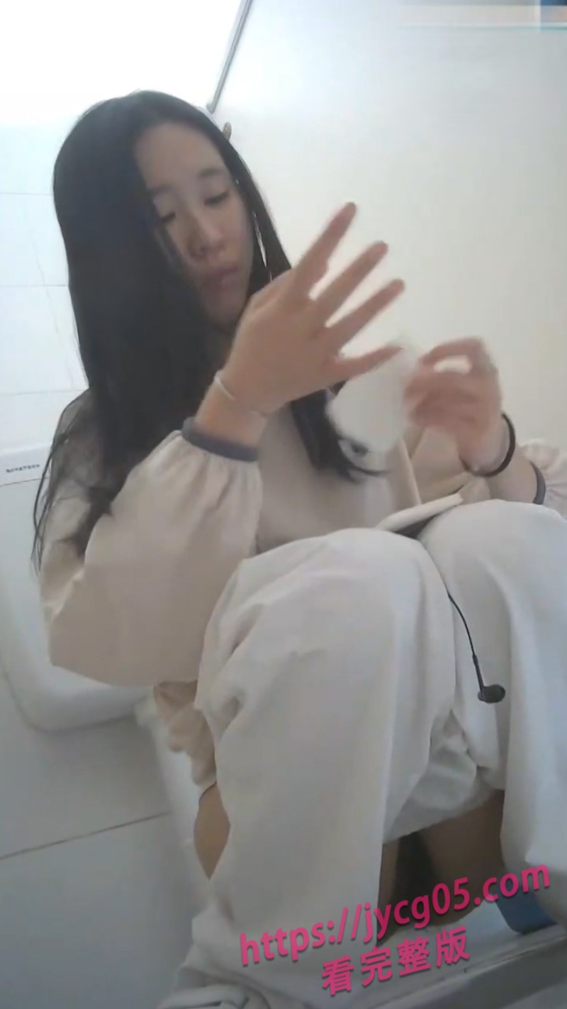 厕拍风剧情流出！清纯校花演绎独处幻想 镜头前的反差太致命！ 配图4