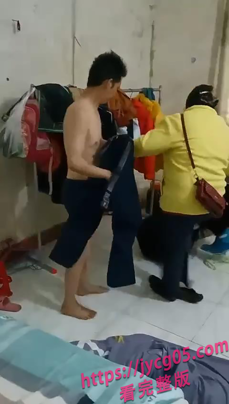 抓奸现场！奸夫淫妇被抓现行！情夫誓死保淫妻遭毒打！ 配图3