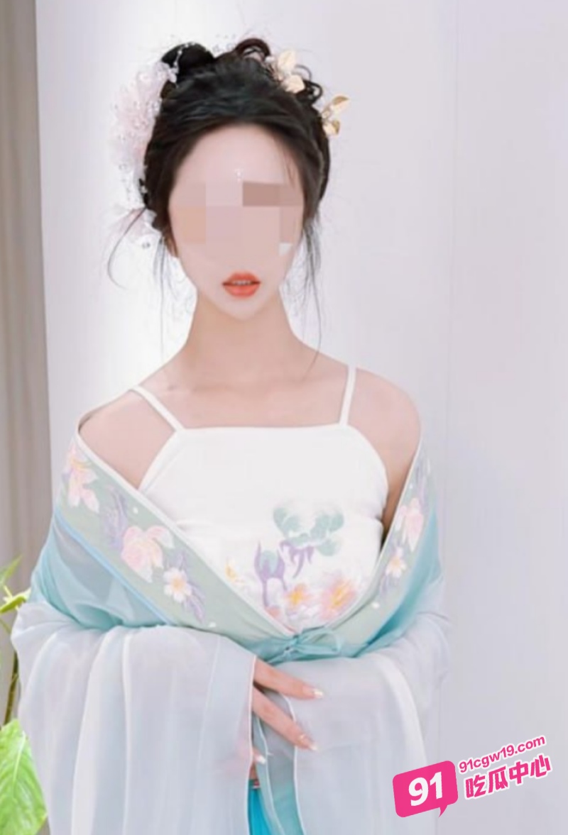 会喷水的亲姐姐 给姐姐汉服拍照为名 嫩穴无限喷水 不停说我太敏感了不要操了