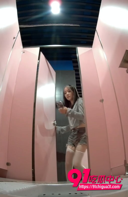 偷拍美女上厕所视频1