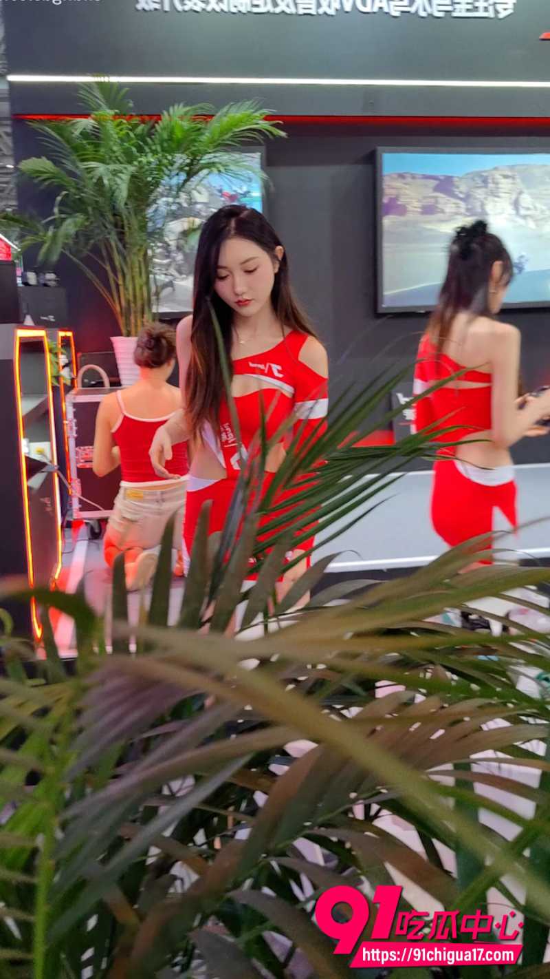 抄底大神偷怕摩托展会上的模特礼仪 短裙下走光福利尽收眼底