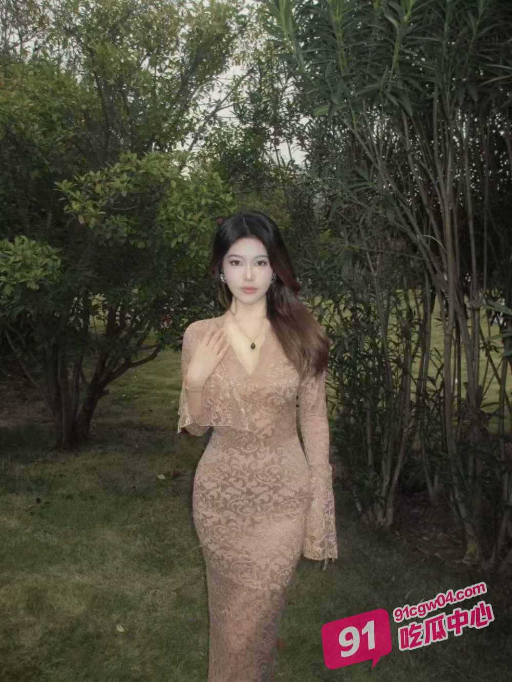 亲弟弟带姐姐雨夜接机姐夫 中途弟弟对穿黑丝姐姐色心大发 激情车震爆插！ 配图2