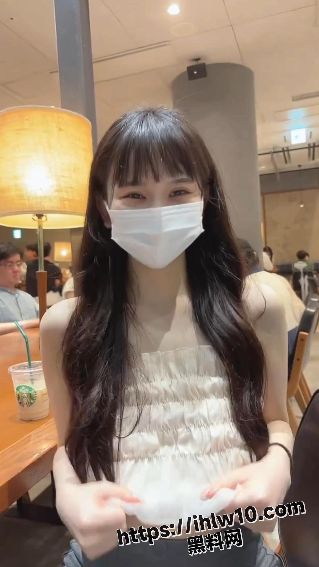 绝美女菩萨公共场笑脸盈盈的露出 内衣也不穿 奶子还真大