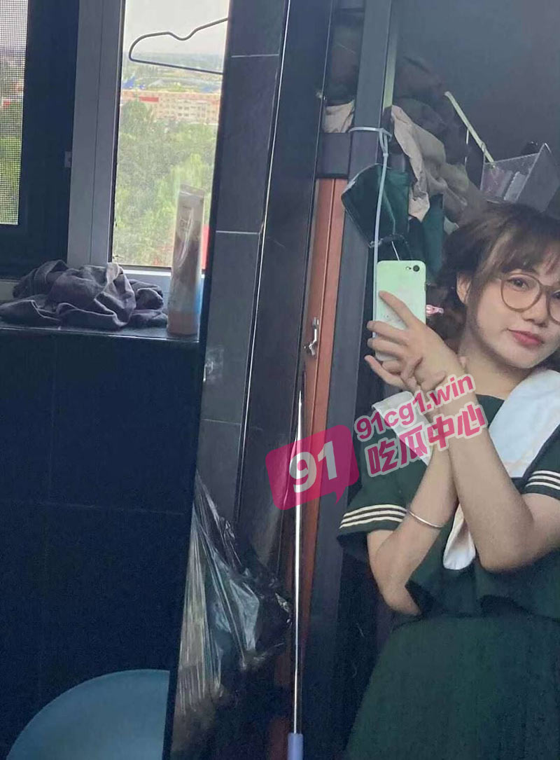 【又骚又爱拍视频】网友报复投稿 表面装乖乖女背底勾引别人的老公约炮吃鸡的反差婊