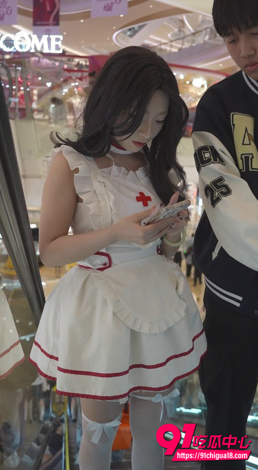 抄底大神商场跟踪偷拍裙底 高颜值制服学生妹白丝白内裤顶级诱惑