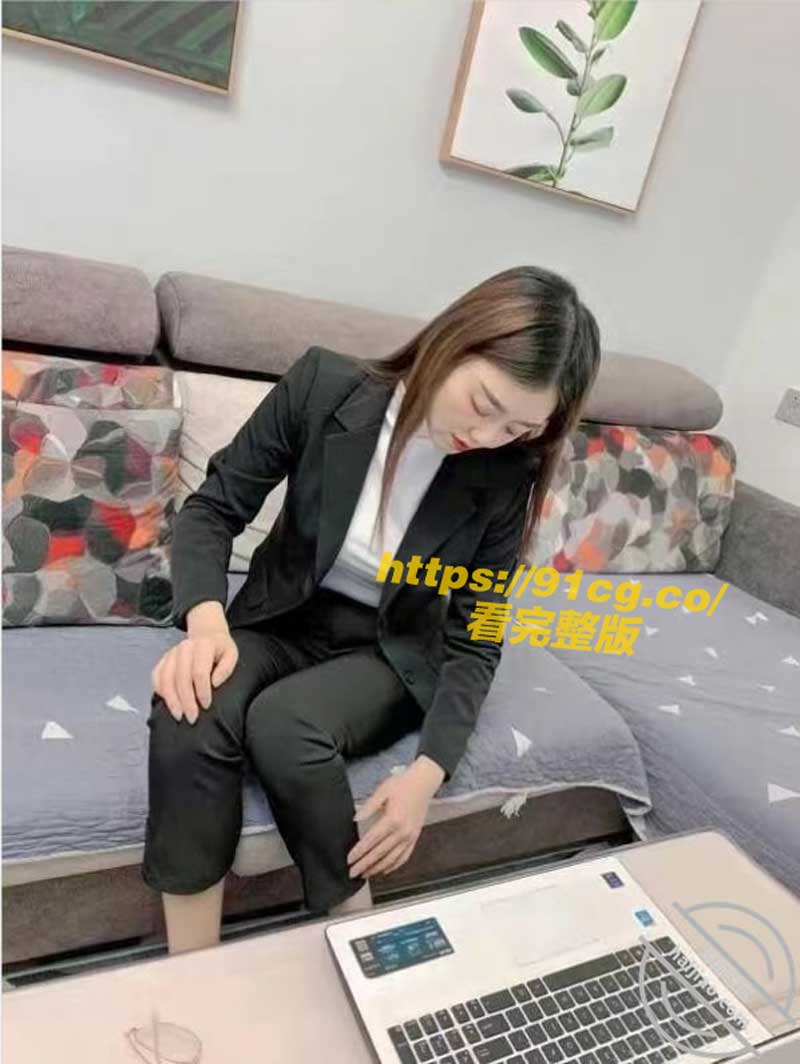 欲火难耐！知名银行气质柜员午休急到酒店脱裤偷情 压头吃鸡巴母狗饥渴骚样