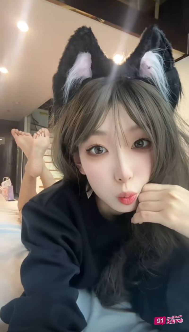 抖音网红小水不哭裸聊泄漏 脸穴同框忘我自慰！ 配图2
