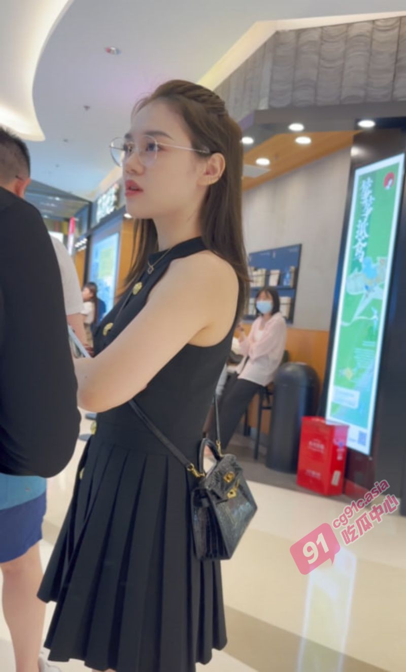 偷拍推荐~抄底网红级美女短裙搭配粉色骚丁 就冲这颜值爱了