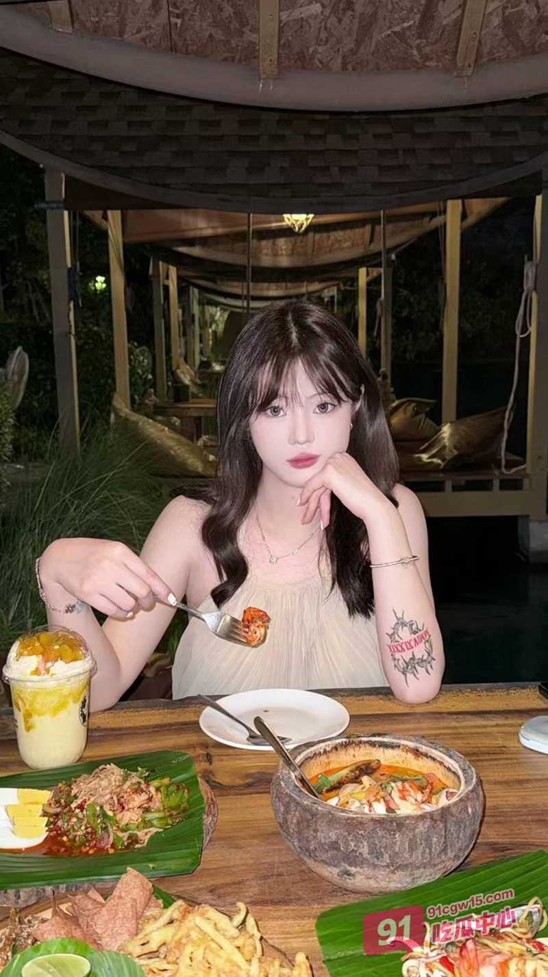 绿帽大神NTR～圣诞带老婆酒店约操两位实力单男 场面超淫乱！ 配图2