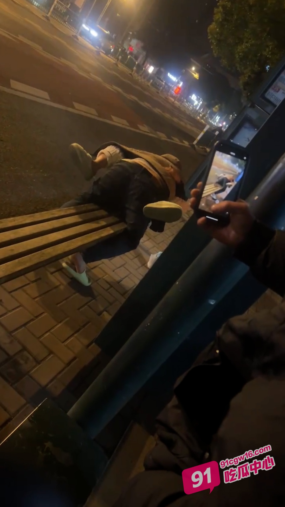 做自己的爱让别人拍去吧！常州大学城公交车站小情侣无视路人拍摄当街啪啪 配图4