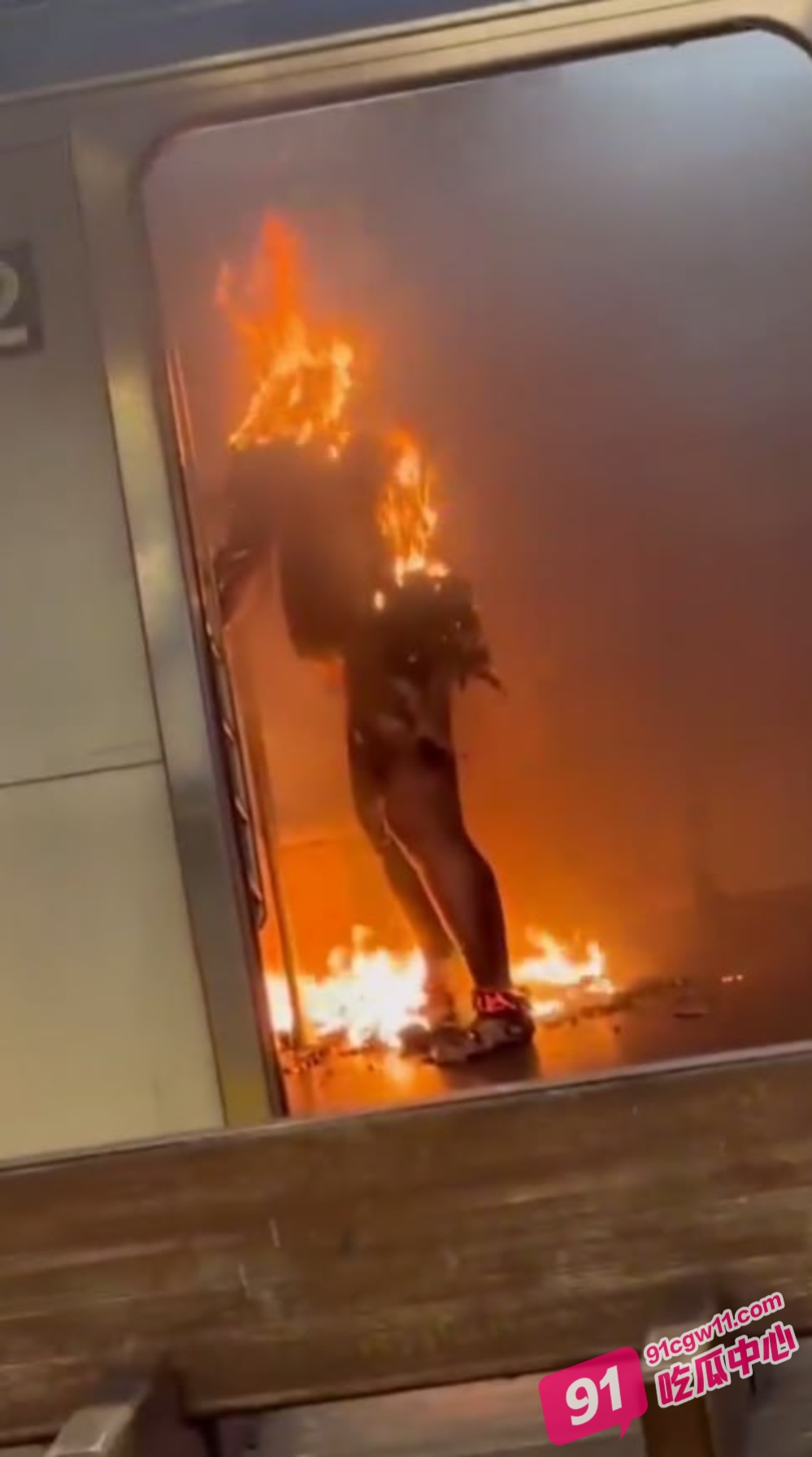 纽约地铁上一睡觉女子被纵火烧死 “嫌疑人还坐在长椅上注视现场” 配图3