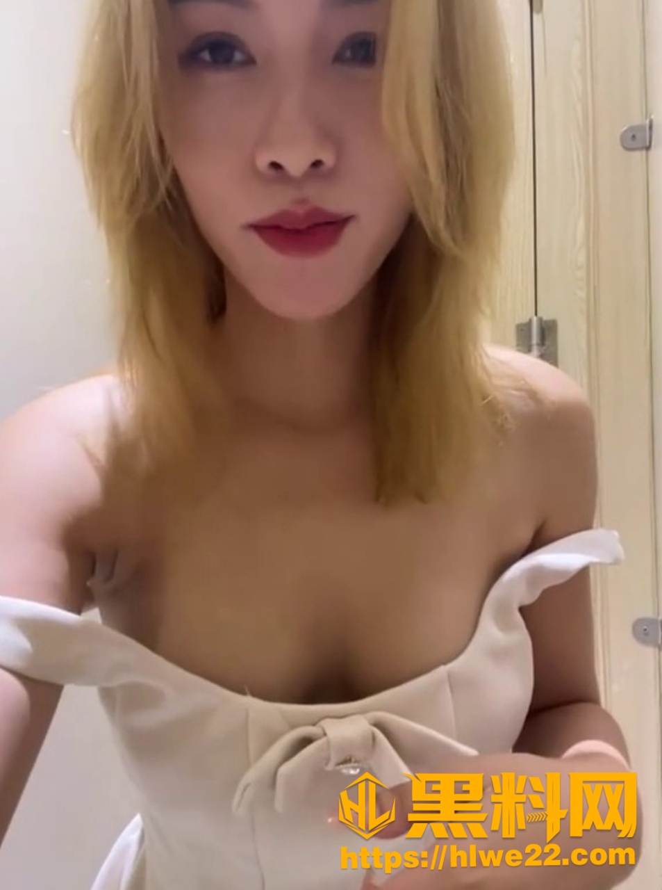 极品风骚女神 sharony_x 最新福利流出 商场厕所大尺度扣穴自慰