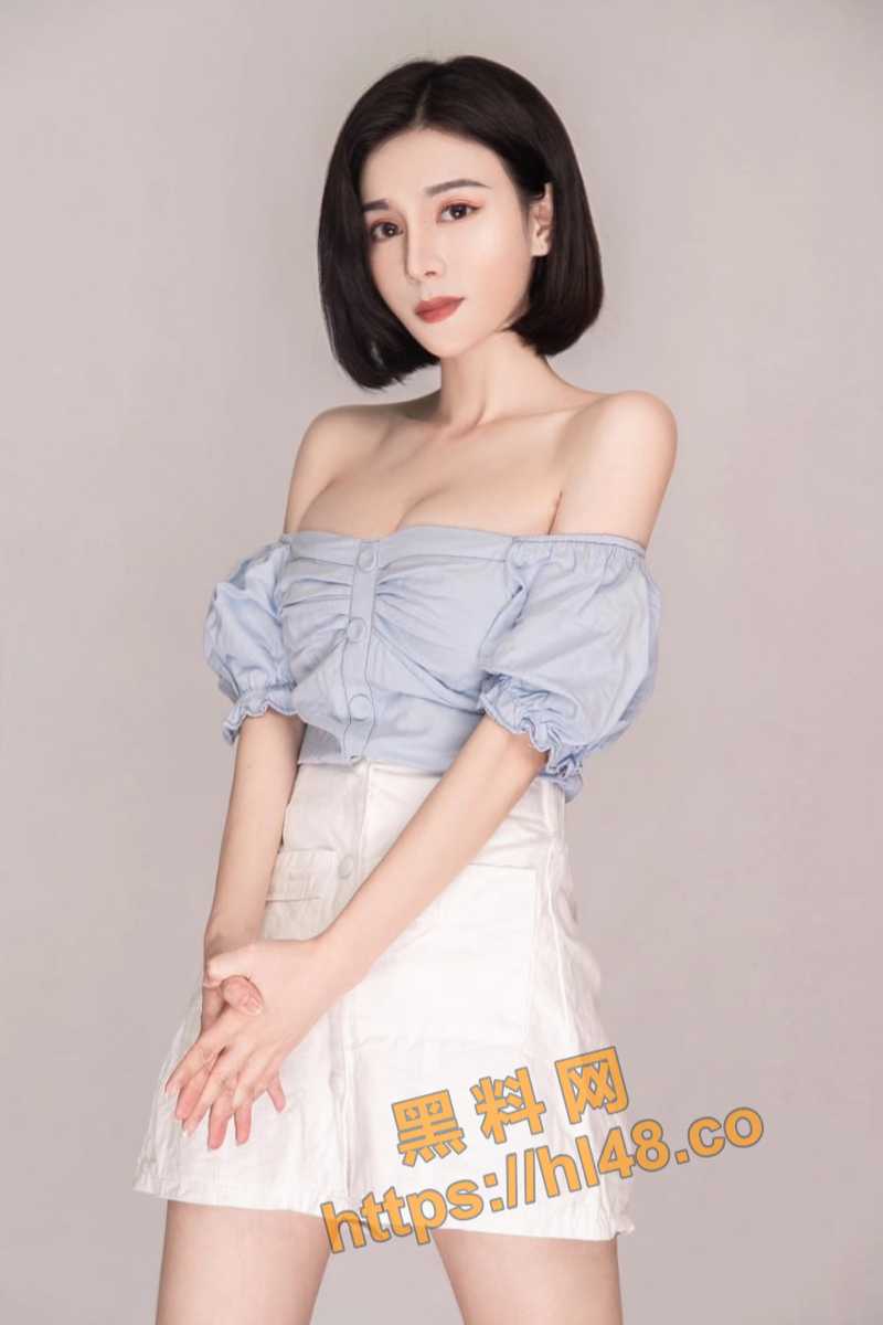 我用绳子把她的四肢都绑在诊疗椅上，轻轻解开她胸前的钮扣，一股香气扑鼻而来！ 配图