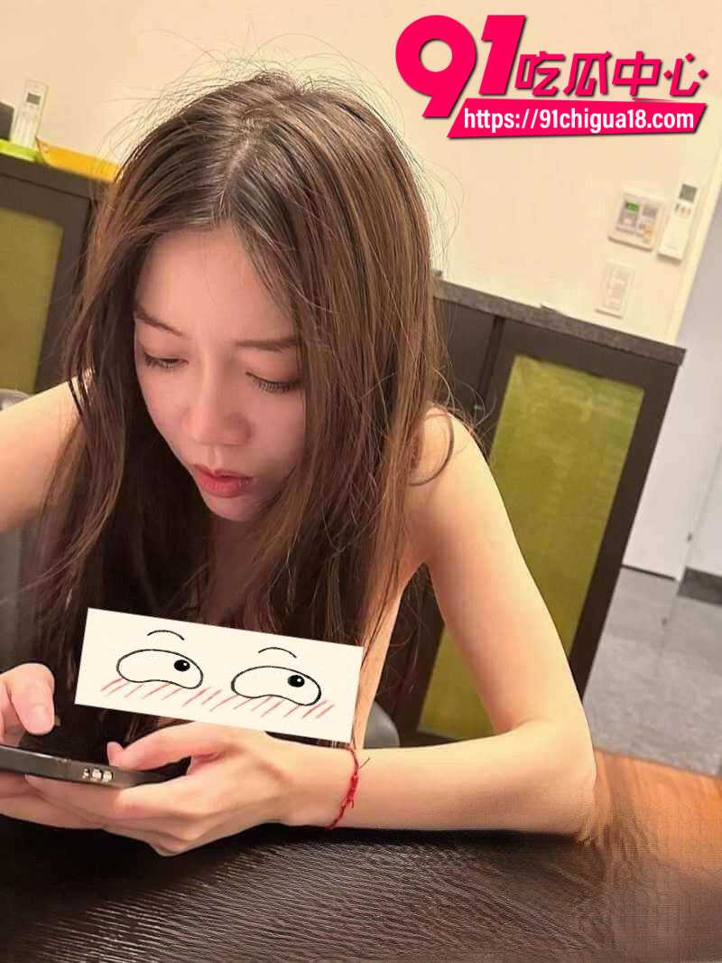 小伙嫖娼偶遇兄弟的空姐前女友 小母狗放假期间兼职女外围卖淫