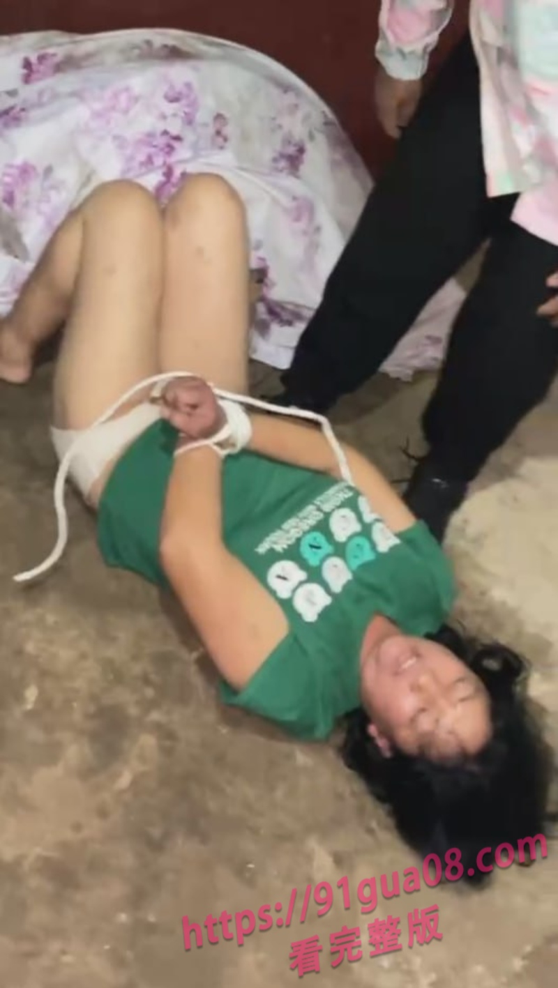 大哥大姐第二春？原配突袭现场捉奸暴揍完整视频 配图3