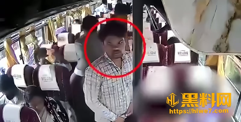 印度公交车上变态男当众拉开裤链玩弄私处 两女乘客怒而暴打抓捕