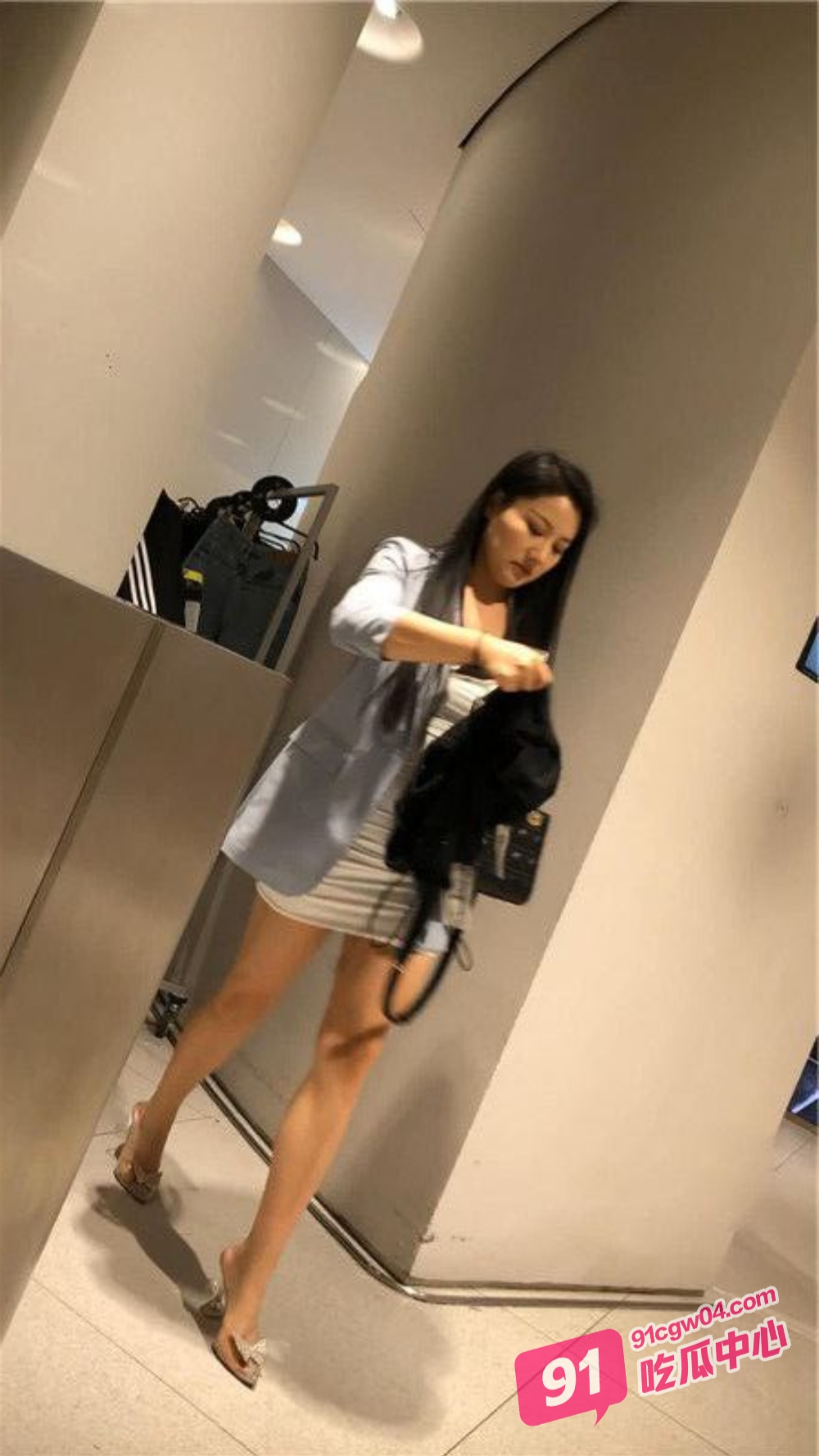 万达一路跟踪抄底高跟短裙少妇竟然没穿内裤肥美的鲍鱼看得我鸡儿都硬了