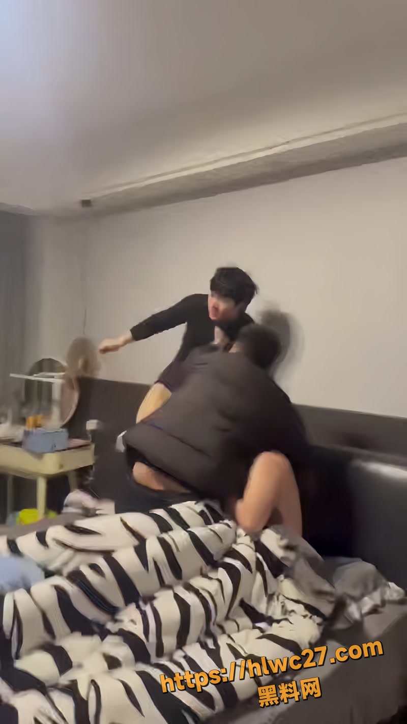 原配带小舅子酒店抓奸 小三吓得钻被窝 连扇大嘴巴子现场十分刺激