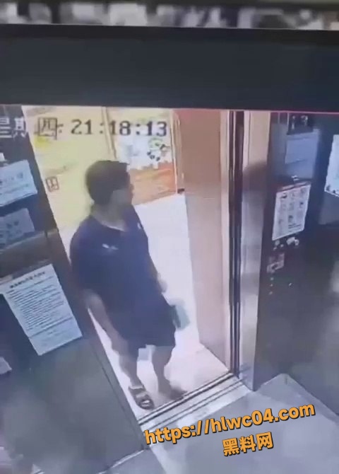 电梯监控拍摄到猥亵画面 秃头大哥袭胸大奶妹子 脸蹭肩膀超猥琐