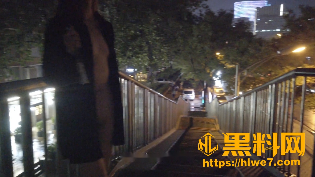经典回顾 北京天使 深夜街头真空全裸露出直播 黑色外套下的丰满娇躯！