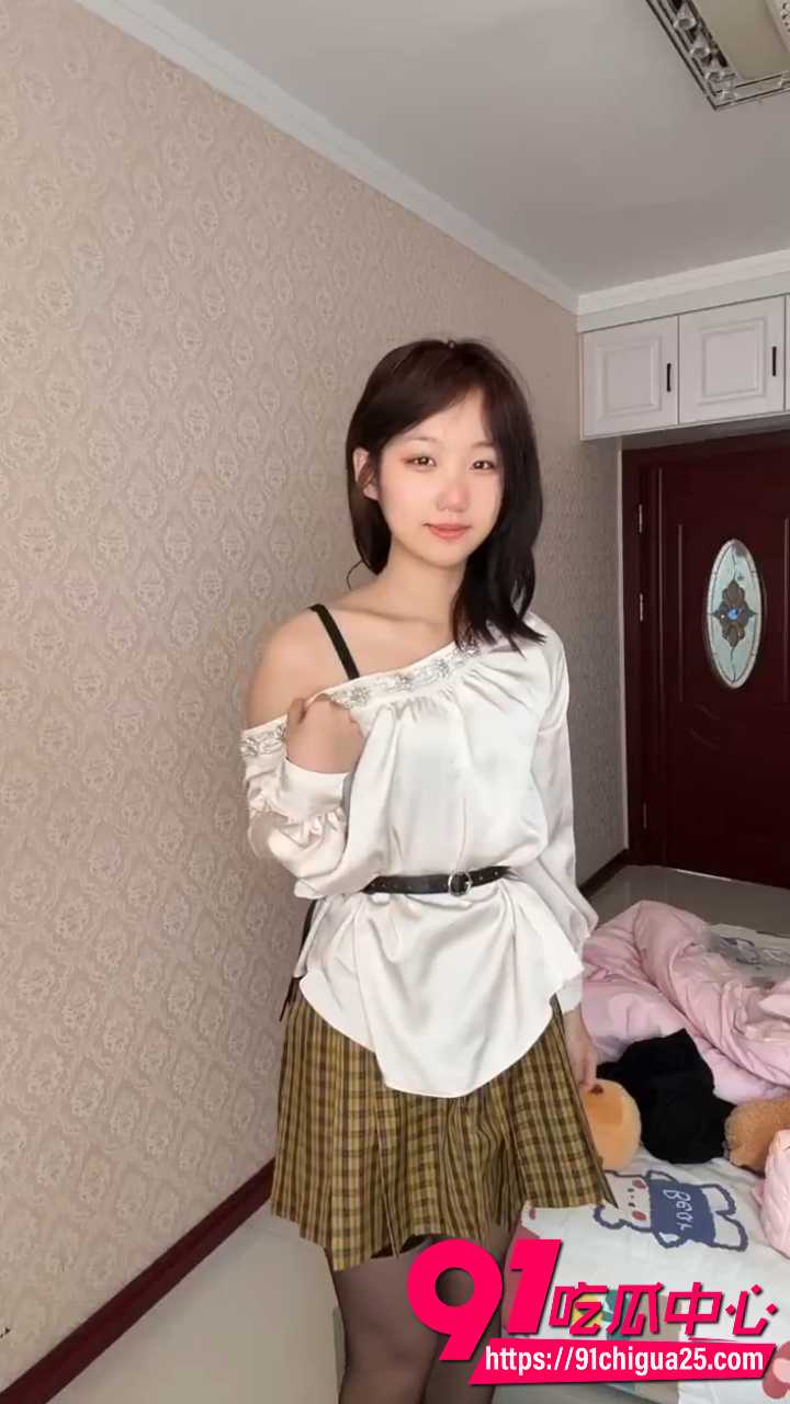 推特极品尤物高颜值福利姬少女 居家露脸自拍展示 表面清纯私下却极度淫荡