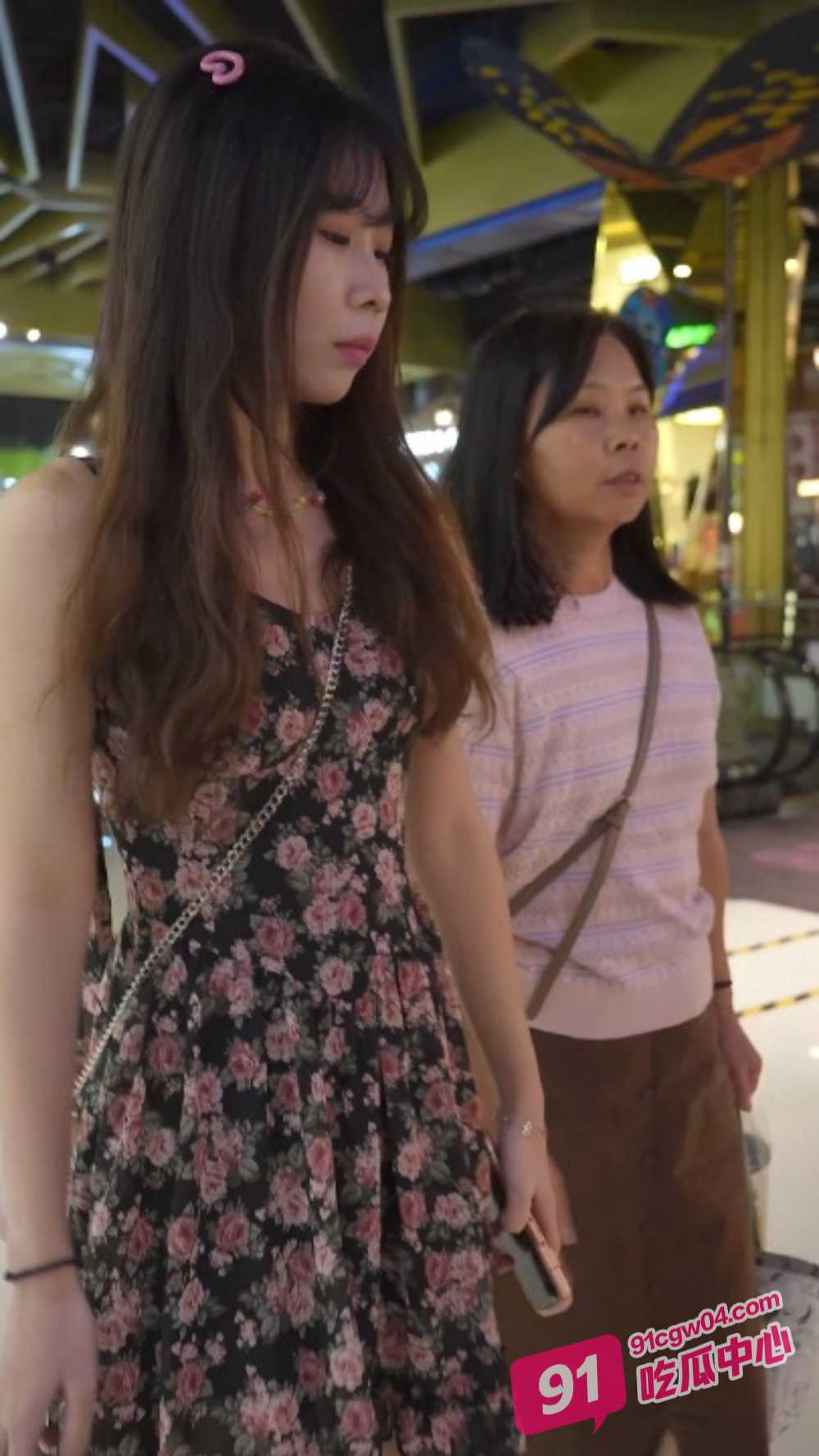 抄底大神商场偷拍极品短裙小姐姐 白色蕾丝内裤若隐若现 屁股还漏一半 群底风光无限！ 配图3