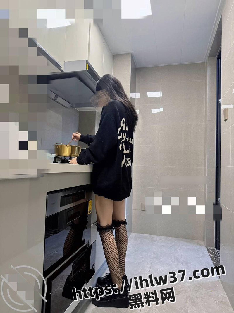 妹妹在厨房给爸爸打电话煮着面 亲哥哥直接进入妹妹的身体 看这个熟练程度 应该不是第一次了