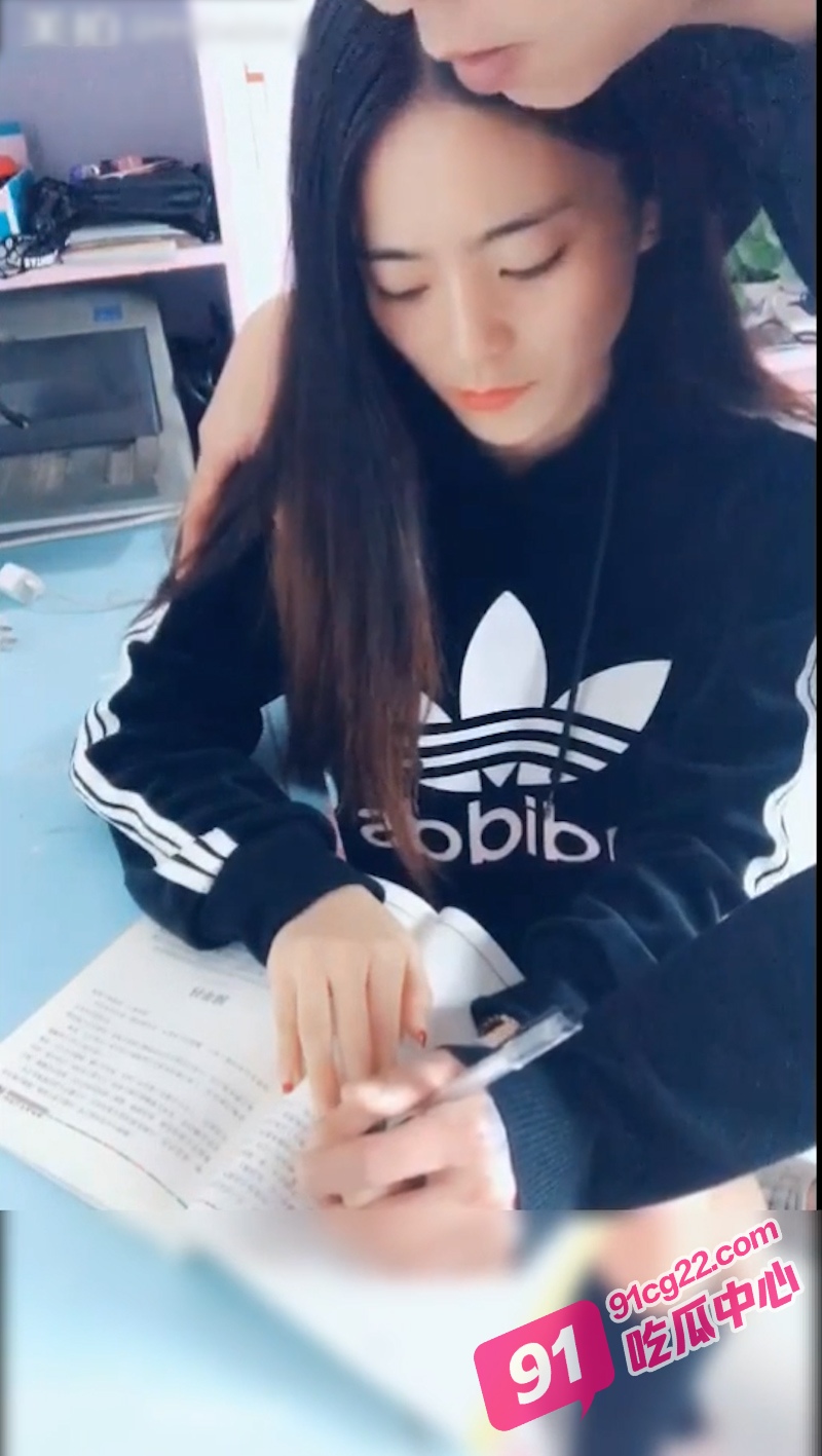 网红女神鹿少女 被男家教卧室爆干 前凸后翘被玩弄得骚浪不止！ 配图4