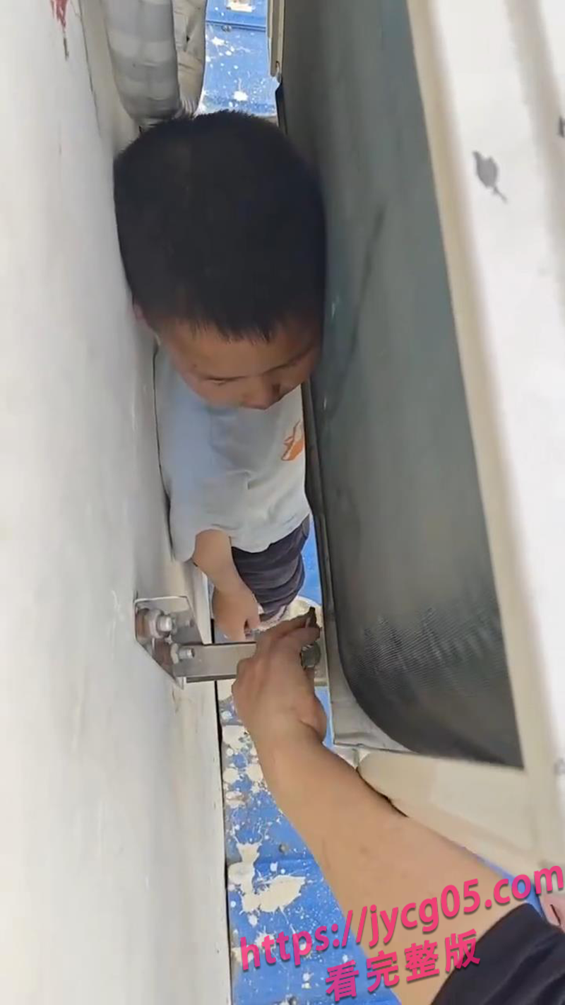 5岁孩子捉迷藏离奇卡进空调外机！消防员哭笑不得展开救援！