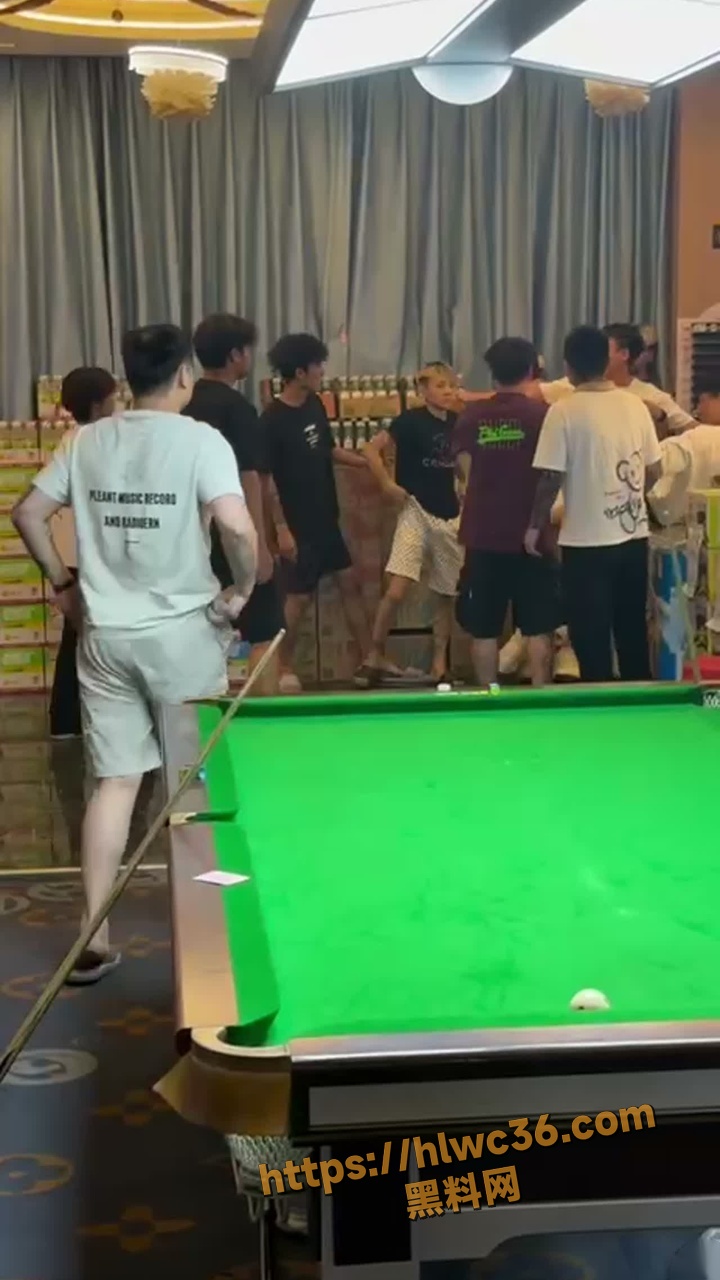 台球厅精神小伙多人混战 法治社会竟亮刀 网传聚众斗殴视频曝光