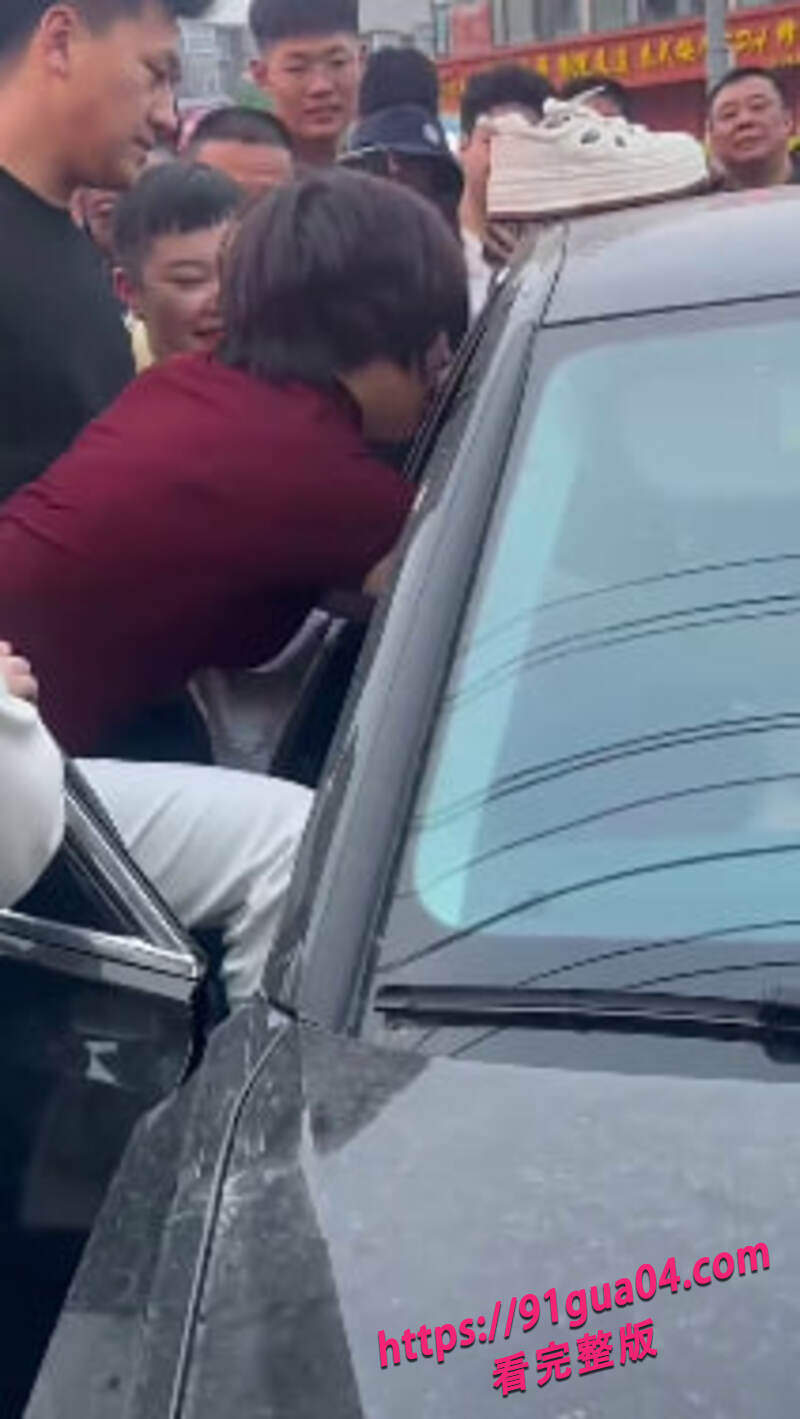 三人修罗场!他和小三在车里亲热 下一秒被老婆抓获!
