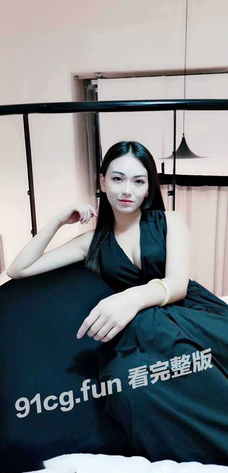 【云盘泄密】哈尔滨模特身材新婚夫妻 老公绿帽癖约单男双飞