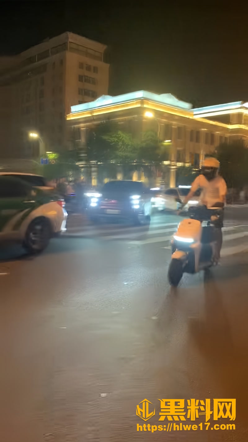 辽宁鞍山市府广场夜间整治飙车行为 特警出动现场控制多名涉事人员