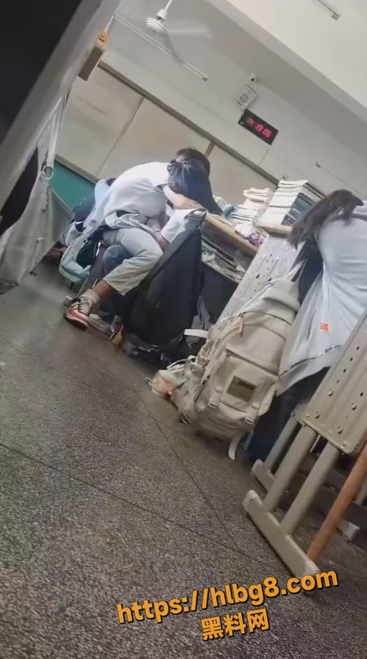 现在的年轻人真的早熟 脸蛋稚嫩的学生妹 教师里当着众人给男友打飞机 这样的女友爱了！