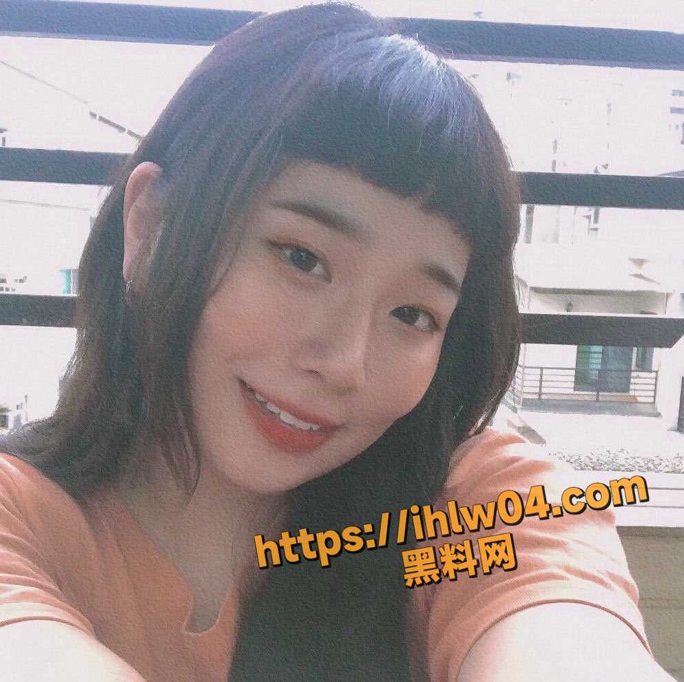 711超市女店员 上班那是真的闲 不卖货物不清点 露出奶子赚钱钱！