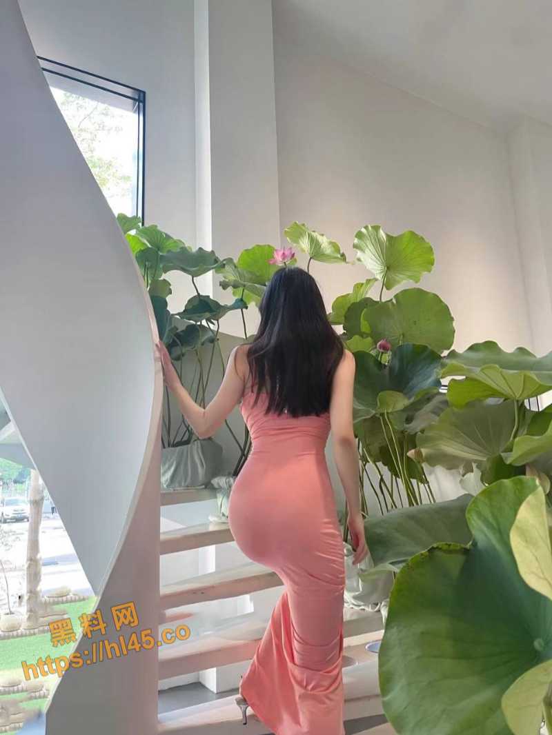 随着水的流动 她的臀部不时碰撞着我的阴茎 此时她的手已经握住了我的阴茎！ 配图