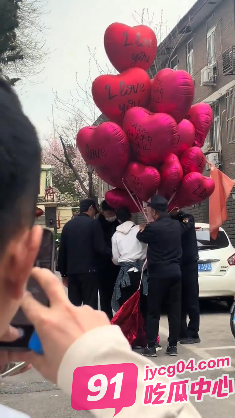 “文明执法”下的浪漫？老人气球被剪，300颗“爱心”飞离城市上空！ 配图7