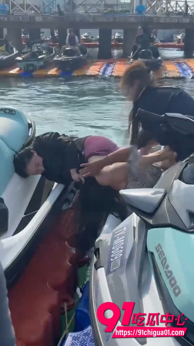 海南三亚海边 三女爆发冲突 头发一拽倒地就干6