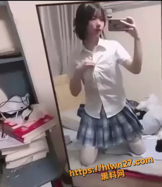 浙大城市学院嫩妹 白炜彤 寝室大战2男 乘骑位摇摆的同时 含住另一个人的鸡巴 清纯与淫荡并存