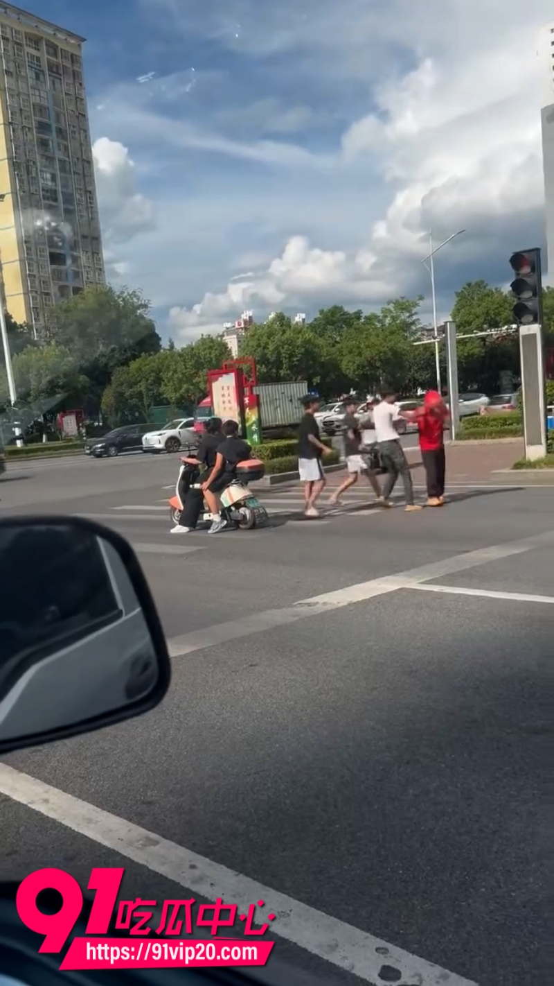 精神小伙等红绿灯大战外卖小哥4