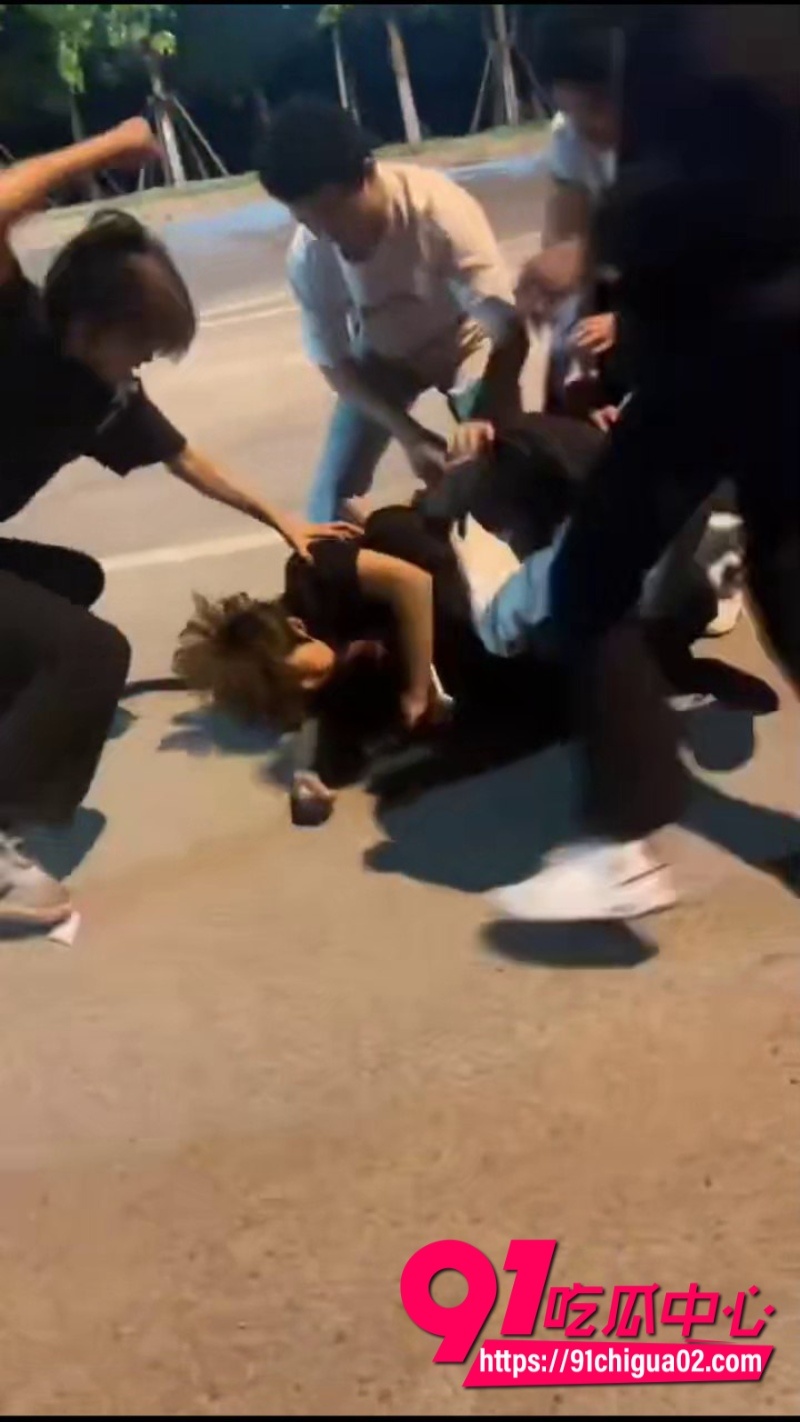精神小伙霸凌群殴惊险瞬间8