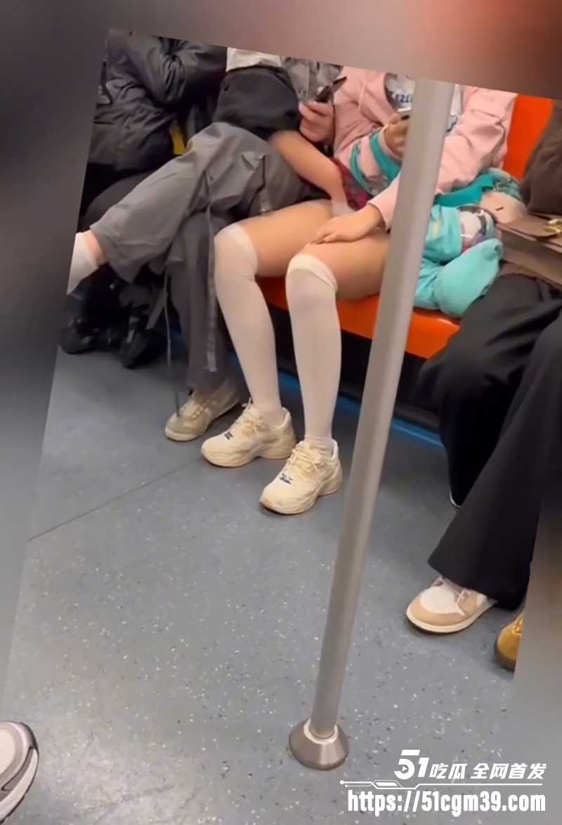 地铁精神小伙偷摸女孩下体被拍 5 拷贝