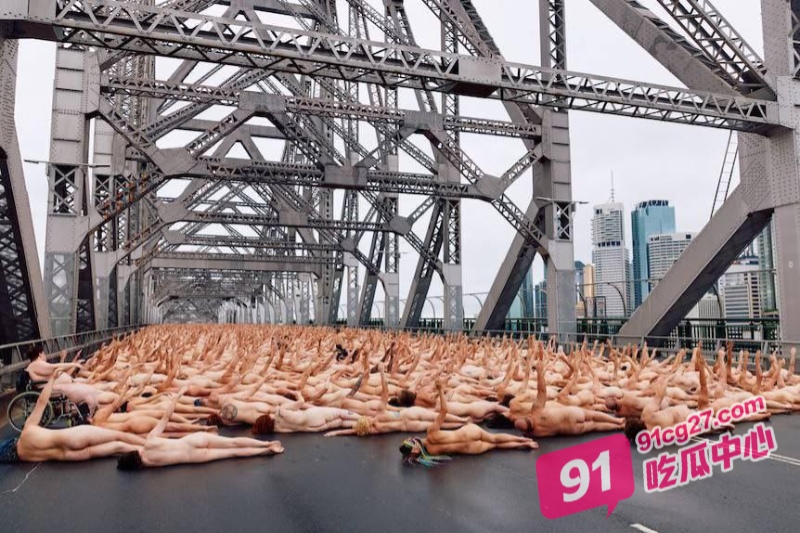 澳大利亚布里斯班大型群裸事件 5500名裸体男女出街 在Story Bridge桥上摆出各种姿势！ 配图2