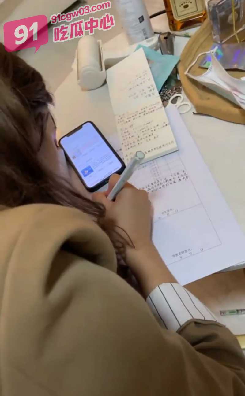 南京理工大学考研的大学生蒋芸可 女孩一边呻吟一边胡乱翻着试卷笔记散落一地！