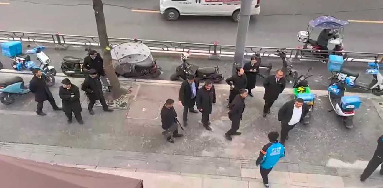 成都天府新区隆祥街 外卖小哥与保安发生激烈冲突 拳拳到肉 群殴现场视频曝光