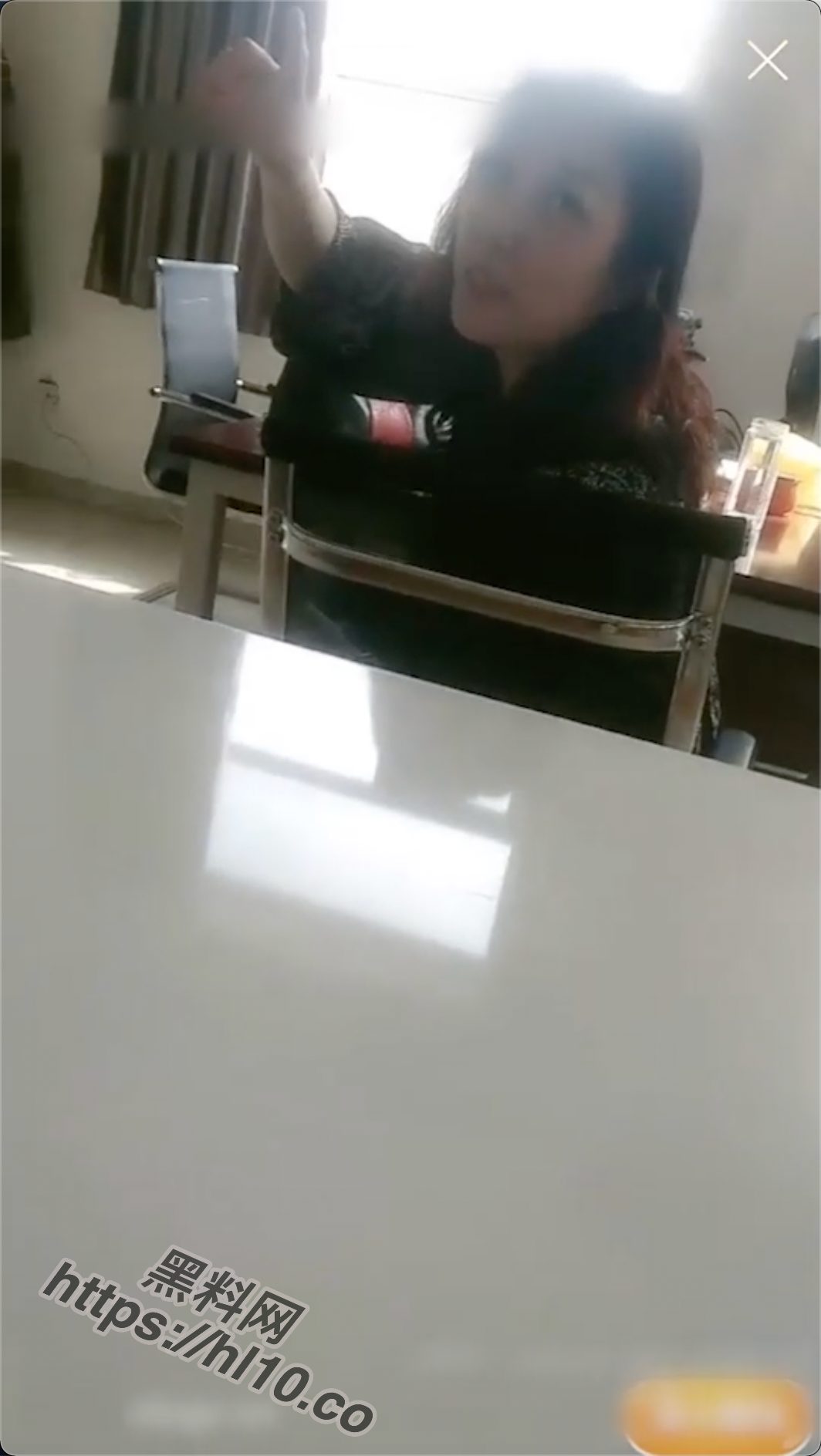 某中学物理老師上班露出,和同事聊天,展示物理器材,跑书架后掏出大奶狂揉